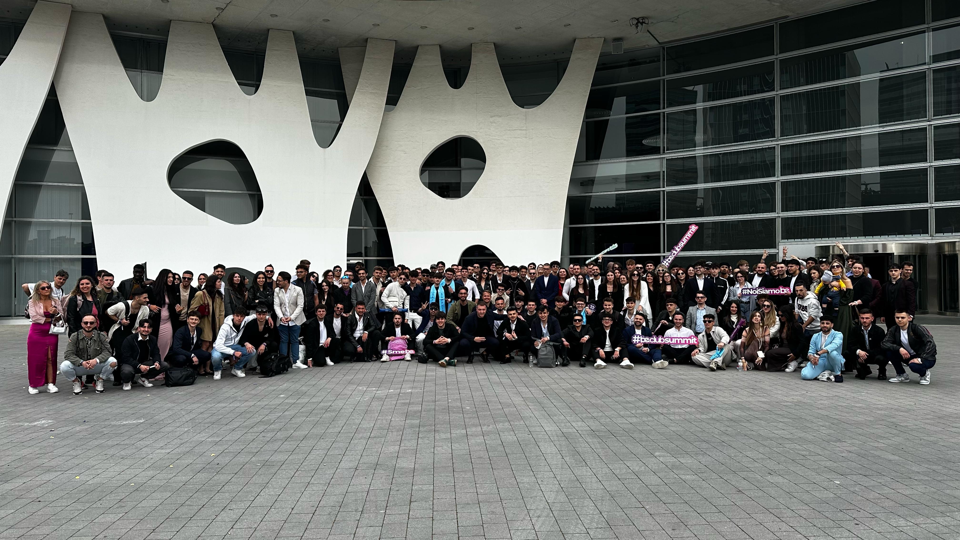 Evento Whānau, foto di gruppo davanti a un edificio moderno