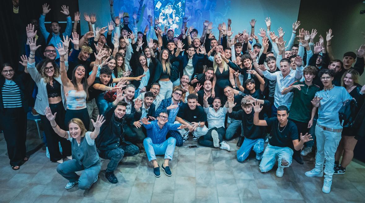 Evento Whānau con luci blu e atmosfera festosa